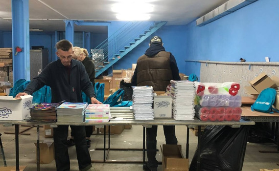 Ювелір, музикант і викладачка працюють на складі гуманітарної допомоги. Ось чому це важливо для них