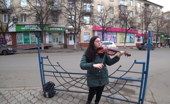 Вона заворожувала своєю грою. У Слов'янську через ракетний удар загинула вулична скрипалька