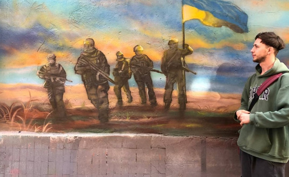 Війна закінчиться, а мій мурал буде тут. Художник з Маріуполя Дмитро Вовк про нову роботу