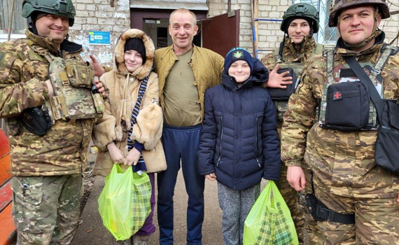 Поліціянтки-волонтерки допомагають дітям з гарячих точок Донеччини. Вже передали подарунки у Бахмут