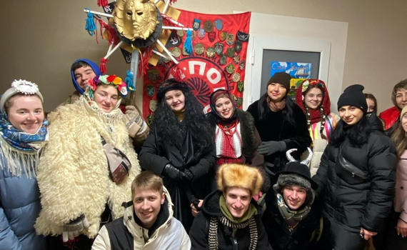 Ми привезли вертеп на схід. Люди задонатили нам 22 000 на солодощі