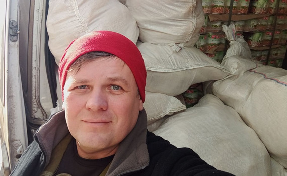 Дмитро Артемов допомагає людям з прифронтових територій. Днями навіть евакуював документи з Бахмута