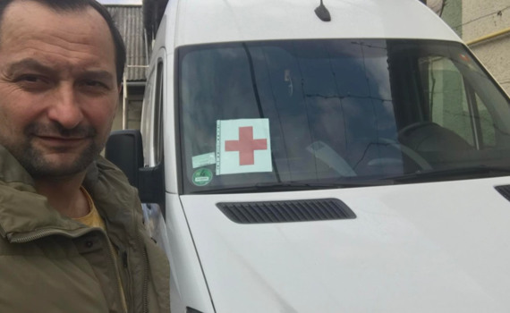 Микола Головко допомагає військовим і жителям Донеччини. У рідному Покровську встановив «Шафи добра»
