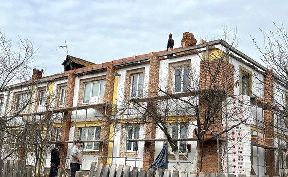 У Ворзелі розпочали ремонт пошкоджених війною дахів будинків у мікрорайоні Учгосп. Подавайте заявку