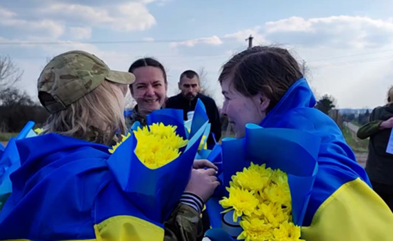 Тримайтеся, вірте, борітеся. Захисниця Маріуполя “Нава” закликає говорити про полонених українців