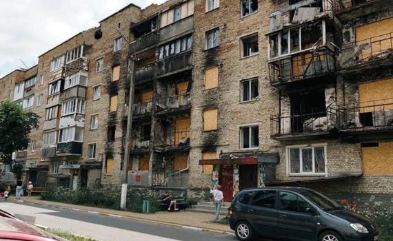 І Ірпені понад рік не відновлюють будинок на вулиці Миру. Що кажуть мешканці та влада