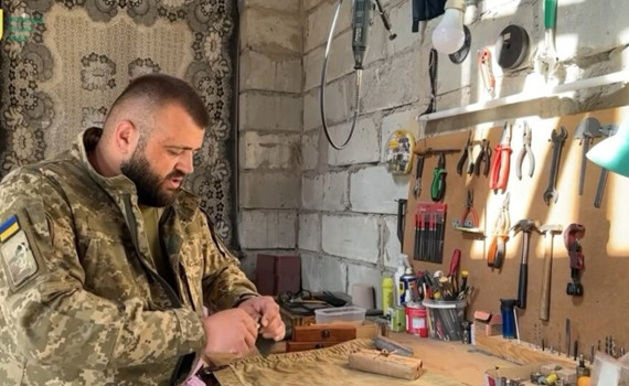 Військовий з Ірпеня створює авторські ручки із гільз