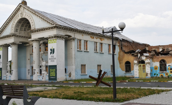 Як росіяни нищили Центральний будинок культури Ірпеня і як йому можна допомогти