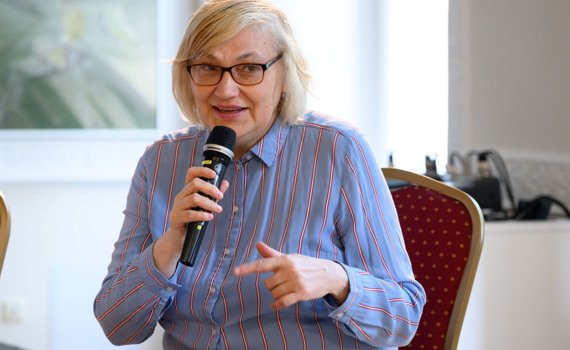 Галина Кутнякова вижила під завалами Драмтеатру. Зараз у Вільнюсі розповідає про українську культуру