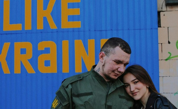 Кохання сильніше за війну. У Києві сапер Владислав Єщенко одружився зі своєю коханою Валерією