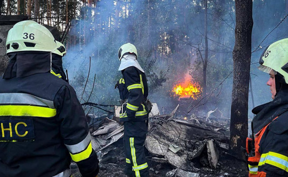 Наслідки ворожого обстрілу на Київщині: пошкодженні будинки та приватні автівки. Фото