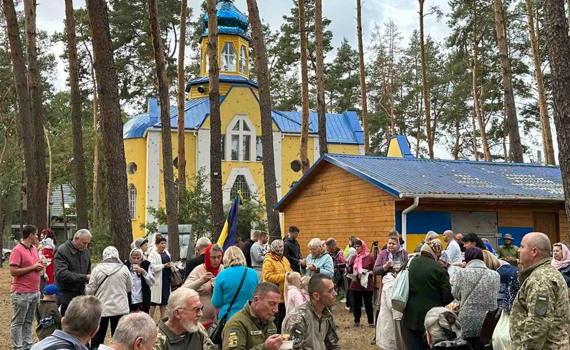 Служба в храмі, патріотичні вірші, куліш з багаття: в Ірпені відзначили День захисників і захисниць