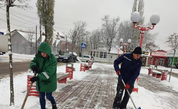 Як комунальники Бучі, Ірпеня та Гостомеля зустріли перший сніг та прибирали вулиці міст