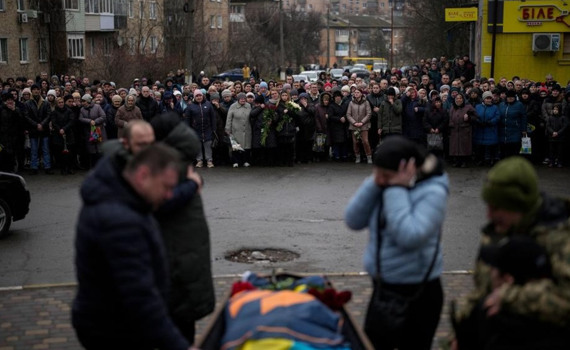 Times оприлюднив ТОП-100 знакових світлин року: серед них є прощання з Олексієм Завадським в Бучі