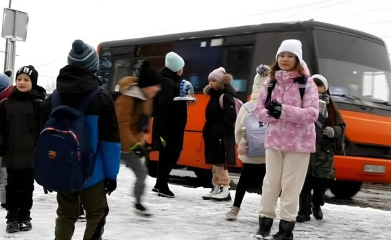 В Ірпені автобус з "Синергії" до ліцеїв їздить переповнений дорослими. В чому причина?