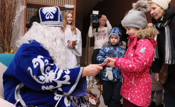 У резиденції Святого Миколая розповіли, скільки діток відвідали свято в Ірпені та запросили на фото