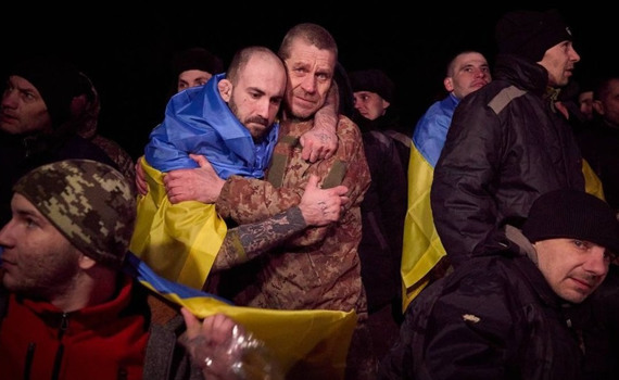 З російського полону звільнили шістьох медиків. Ворог тримав їх у неволі майже два роки