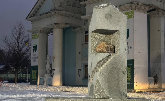 Мистецтво привертає увагу до зруйнованої культури: в Ірпені встановили скульптуру японського митця