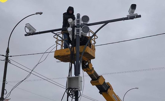 Для зменшення аварійності на дорогах: в мікрорайоні Романівка встановили камери фіксації швидкості