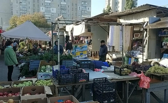 В Ірпені заборонять торгівлю з землі у переходах, але виділять для цього місця на ринку