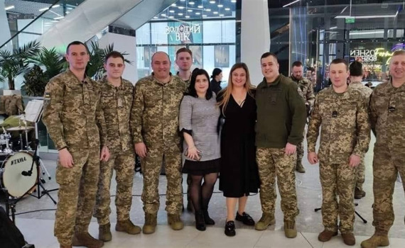 Військовий оркестр виступив в Бучі на підтримку захисників з 60 ОМБр