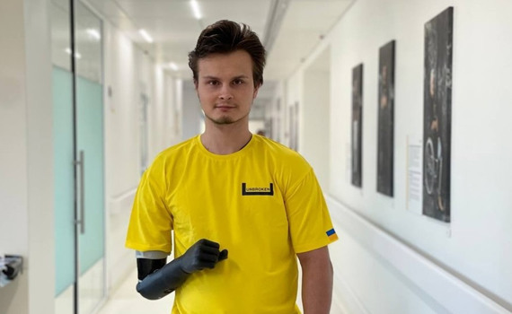 Захисник з Ірпеня втратив руку на фронті та отримав біонічний протез і вже навчається танців
