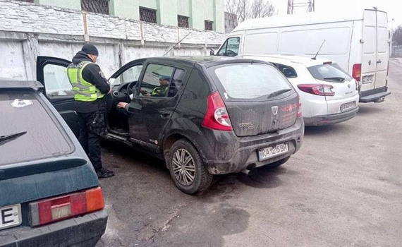 Порушення правил паркування у Бучі. Поліція надала роз'яснення