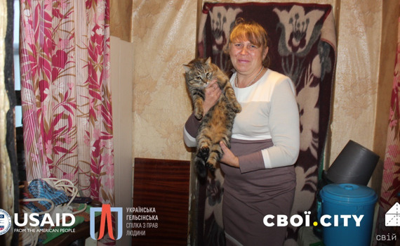 З пораненням, без світла та води. Як смілива жінка з Тетянівки рятує покинутих тварин