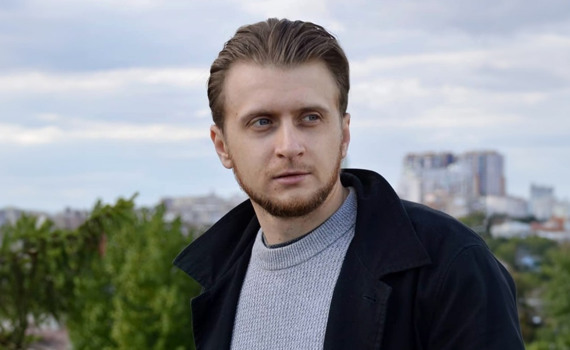 Андрій Гупса видає артжурнал NENKA про війну в Україні. Останній випуск присвятив Маріуполю