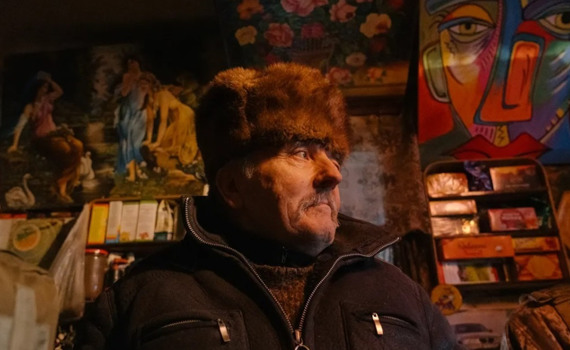 Віталій все життя збирає старі речі. Він живе під обстрілами у власному будинку-музеї у Часовому Ярі