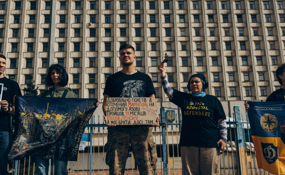 Один квиток на “Азовсталь”. Перформанс журналістки Свої, добровольців і рідних загиблих в Маріуполі