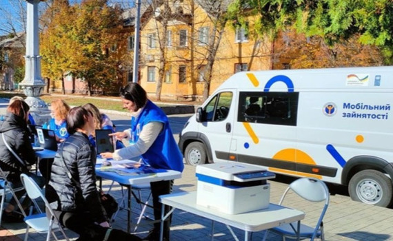 Українці можуть знайти роботу в «Армії відновлення». Що це за проєкт і для кого він