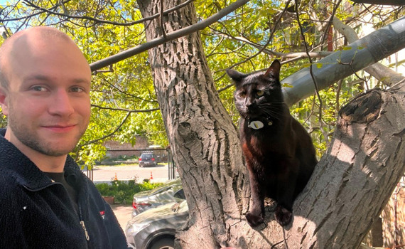 Френсіс Фаррелл 2 роки живе в Україні. Журналіст з Австралії пише про війну і виховує кота з Бахмута