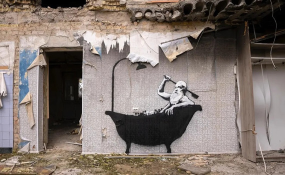 У Горенці демонтували графіті британського художника Banksy, яке перешкоджало відновленню будинку