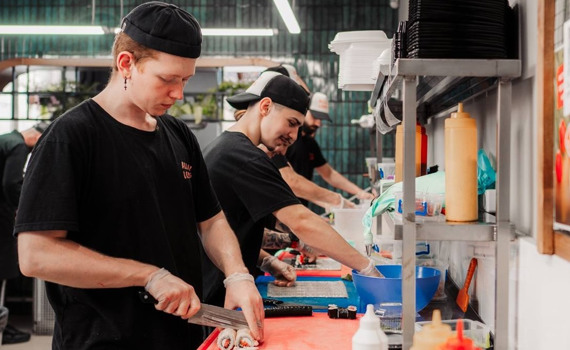 Цей бізнес під час війни — не для слабких. Як у Запоріжжі 2 роки працює “Алло, Лосось” з Маріуполя