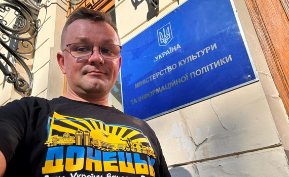 Микола Осиченко підтримує переселенців і просить не повертатись в окупацію. Ось його історія