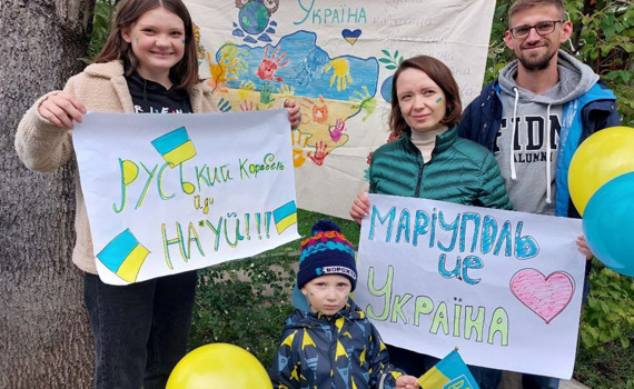 Ночували у полі під дулом ворожого танку. Родина Боєвих поїхала з Маріуполя, а опинилась в окупації