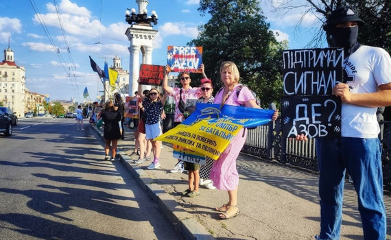 Ми просто не дамо за них забути. У Запоріжжі пройшла акція в підтримку полонених оборонців