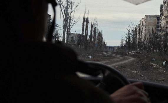Штурмують з трьох сторін, у місто вже забігає російська піхота. росіяни горді, що нищать Вугледар