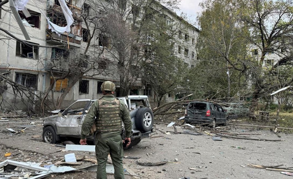 Обстрілюють з усього наявного озброєння, але там досі залишаються люди. Що відбувається на Донеччині
