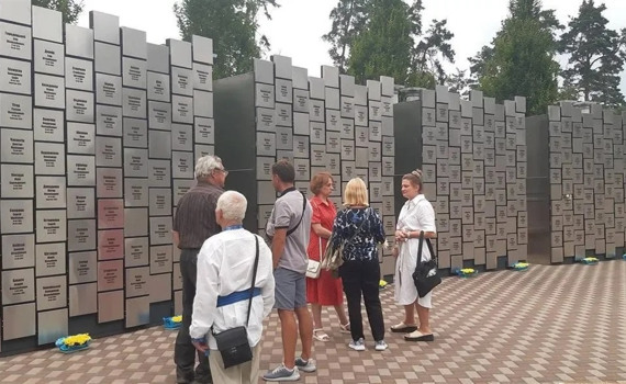501 викарбуване ім’я. У Бучі відкрили меморіал на честь загиблих під час окупації