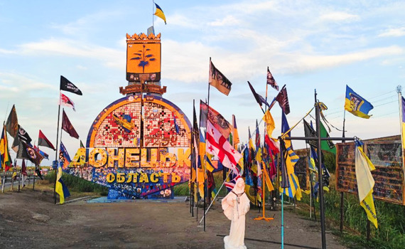 Щоб її могли побачити наші діти й наступні покоління. Волонтери закликають врятувати стелу Донеччини