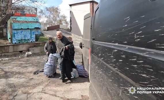 У Покровську з'явилися могили на дитячих майданчиках. Поліцейські продовжують рятувати людей з руїн