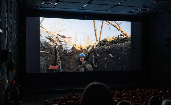На Docudays UA відбулася прем'єра фільму Мстислава Чернова «2000 метрів до Андріївки». Що відомо