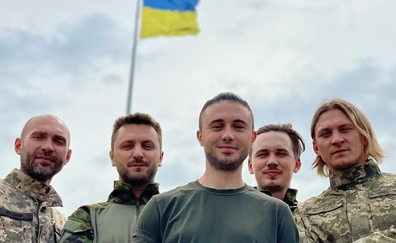 Учасники "Антитіл" розбирають завали після удару по дому Тараса Тополі