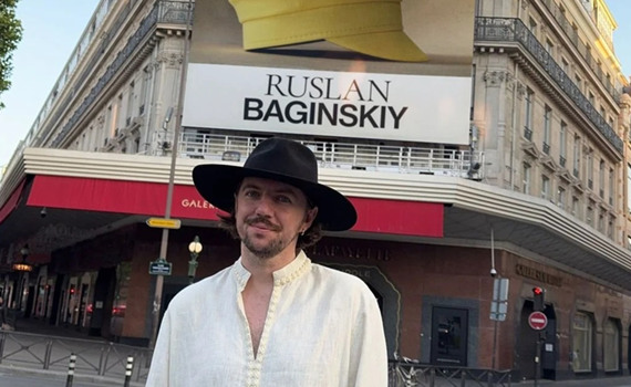 Багінський "захопив" найвідоміший універмаг Парижа — 12 вітрин про Україну