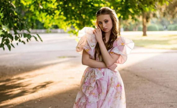 Війна забрала випускний. Софія Кучук з Добропілля замовила випускну сукню і влаштувала фотосесію