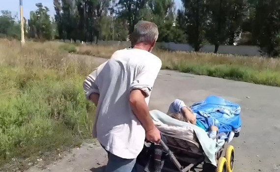 Чоловік вивозив пішки з Покровська поранену матір. За ними полювали російські дрони