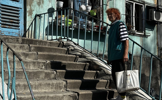 «Ходжу, ходжу. Перепочину й знову... Вночі в укриття йду. Я не сплю». Як живуть люди у Білозерському