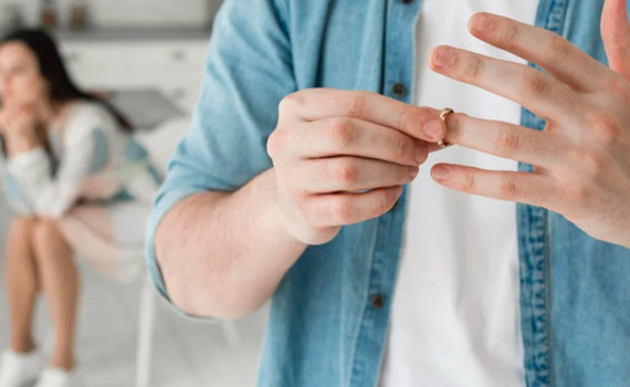 Гучні розлучення зірок у 2025. Хто з відомих українських та світових пар розірвав стосунки